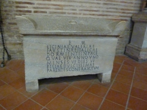 roman-childs-tomb-_uznxzn